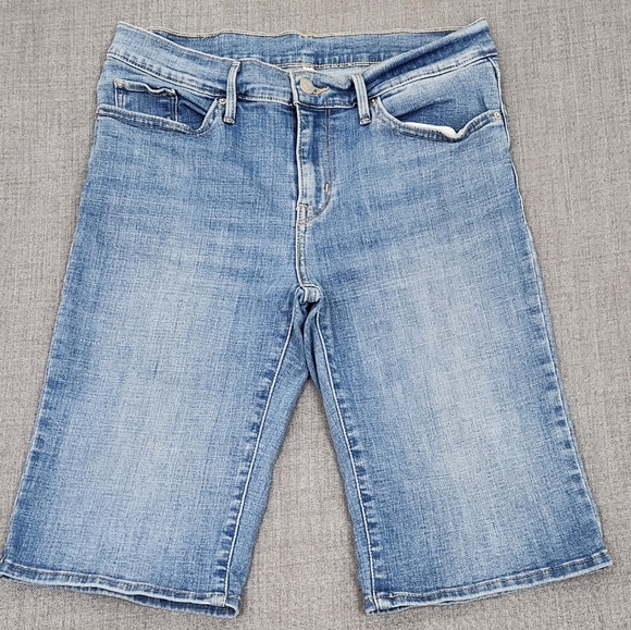 Levi's Pants - Levis Bermuda Stretch Medium Wash Denim Shorts. Size 29.